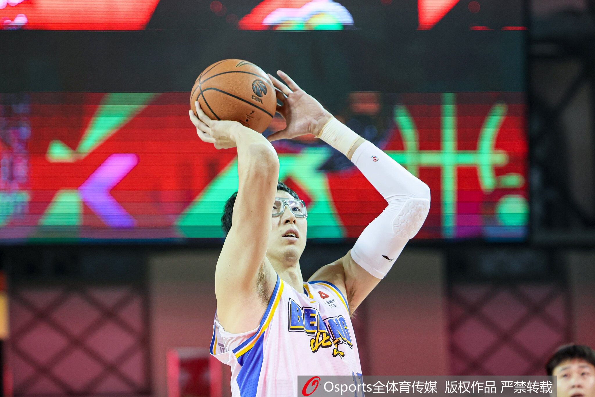 体育直播-填满数据栏！周琦半场3中2拿到5分6板1助1断1帽 3前场板