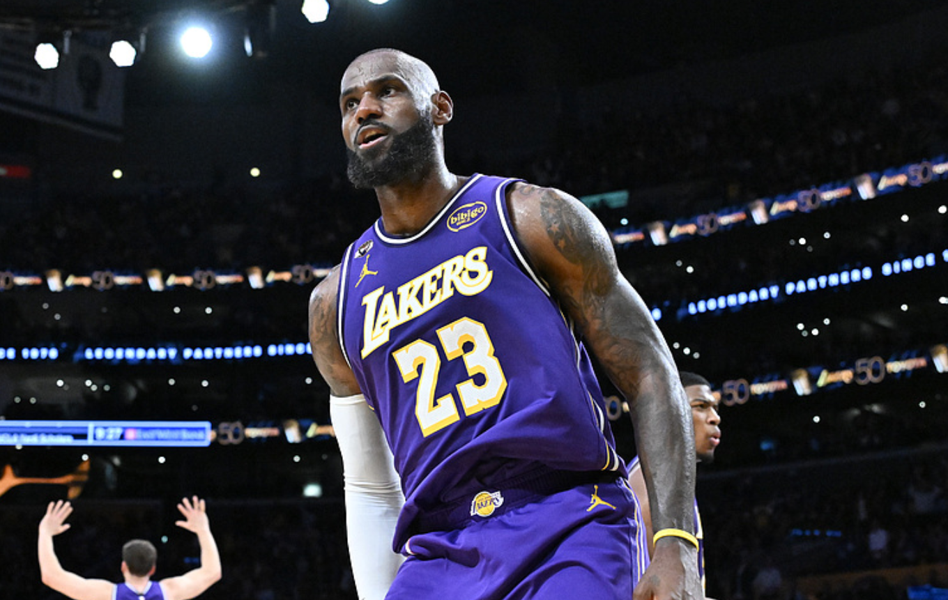 就在今天!詹姆斯打破尘封22年NBA纪录,登顶历史第一
