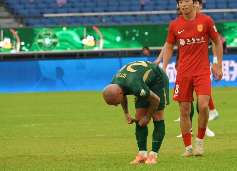足球直播-李镇全辱骂对手将被罚！媒体人热议：胡来啊，搬起石头砸自己的脚
